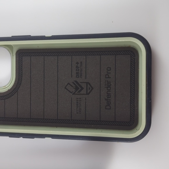 OtterBox Defender Pro for iphone 12 pro max - Picture 3 of 3